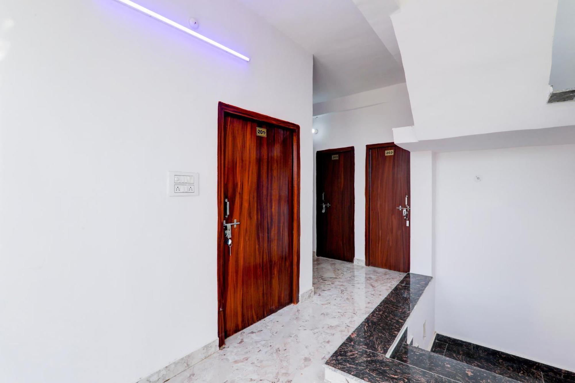 Hotel O Rn Chinhat Esterno foto