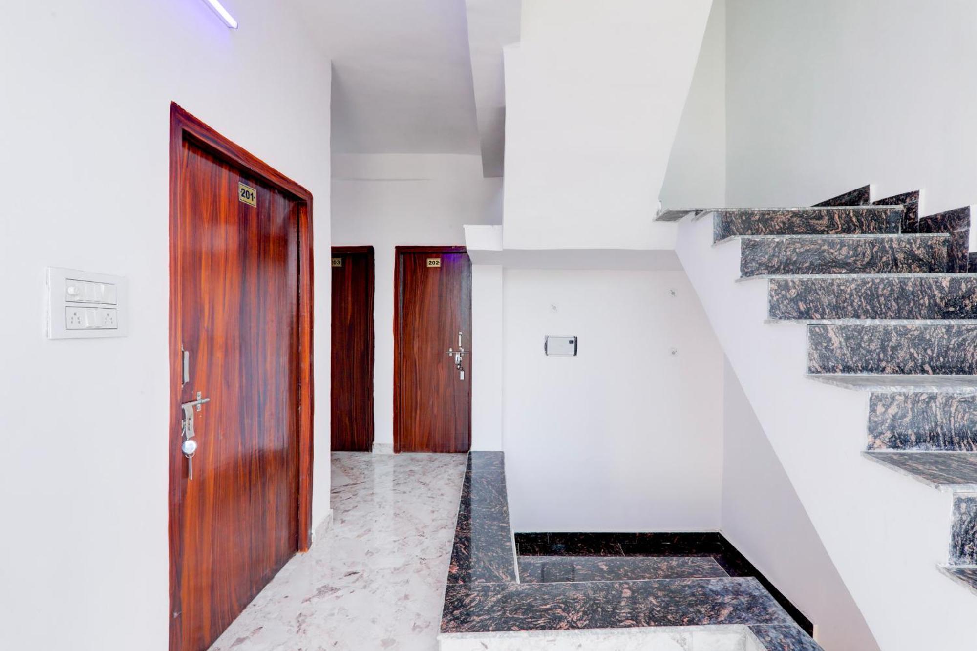 Hotel O Rn Chinhat Esterno foto